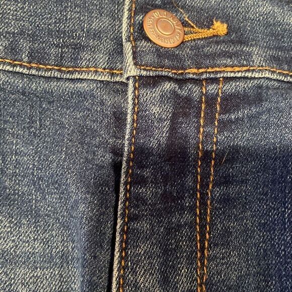 Old Navy Semi Fitted Cut Off Jean Shorts Size 10 - Picture 4 of 9